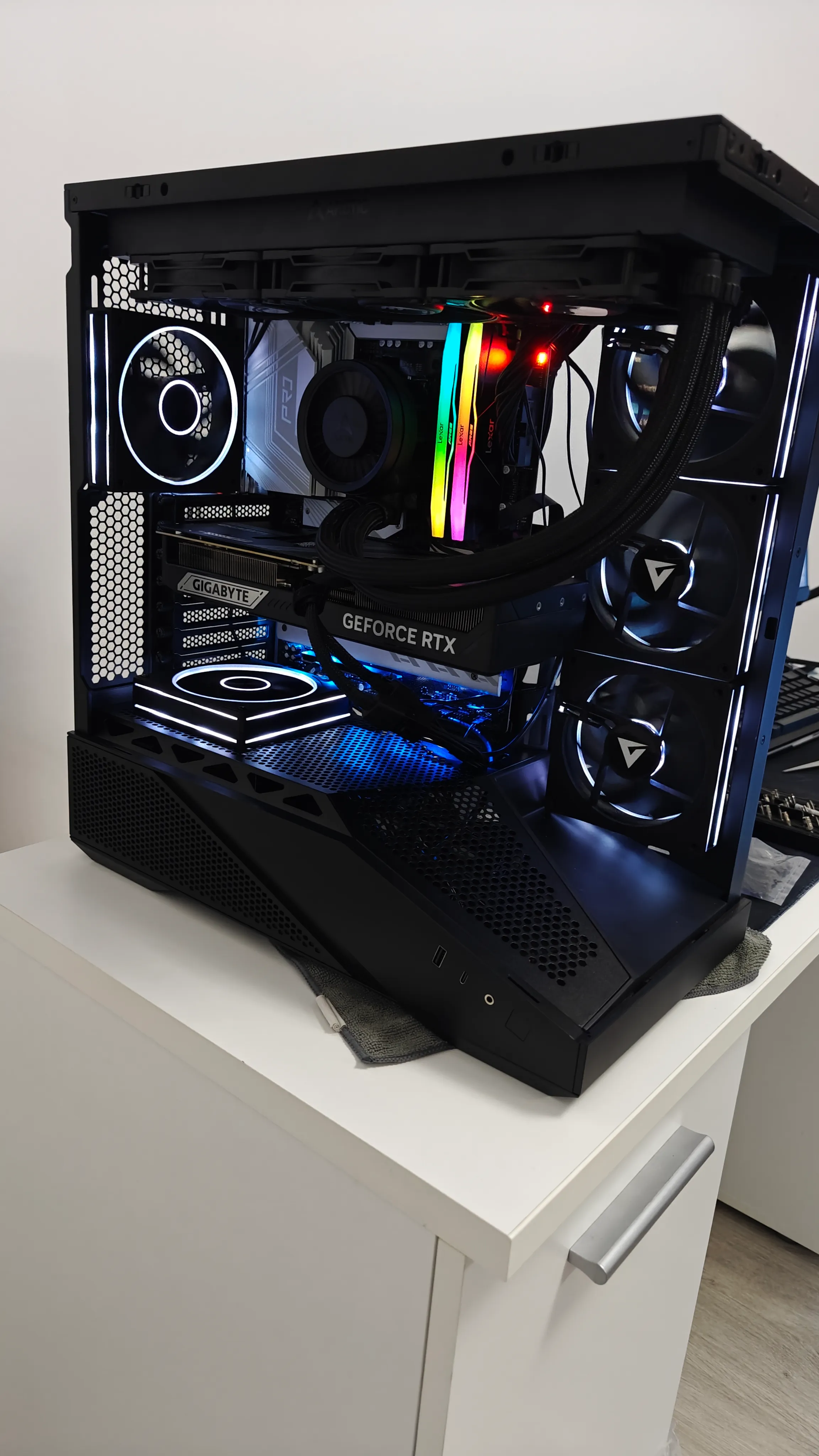Build custom deschis cu AIO, GIGABYTE GeForce RTX, RGB RAM și cabluri - vedere de diagnostic